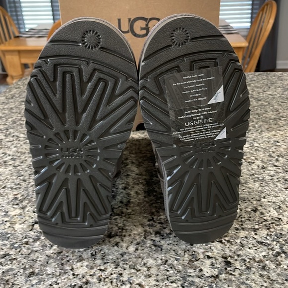 🎉HOST PICK🎉 UGG Classic Tall (Big Kid 5) - Picture 6 of 7